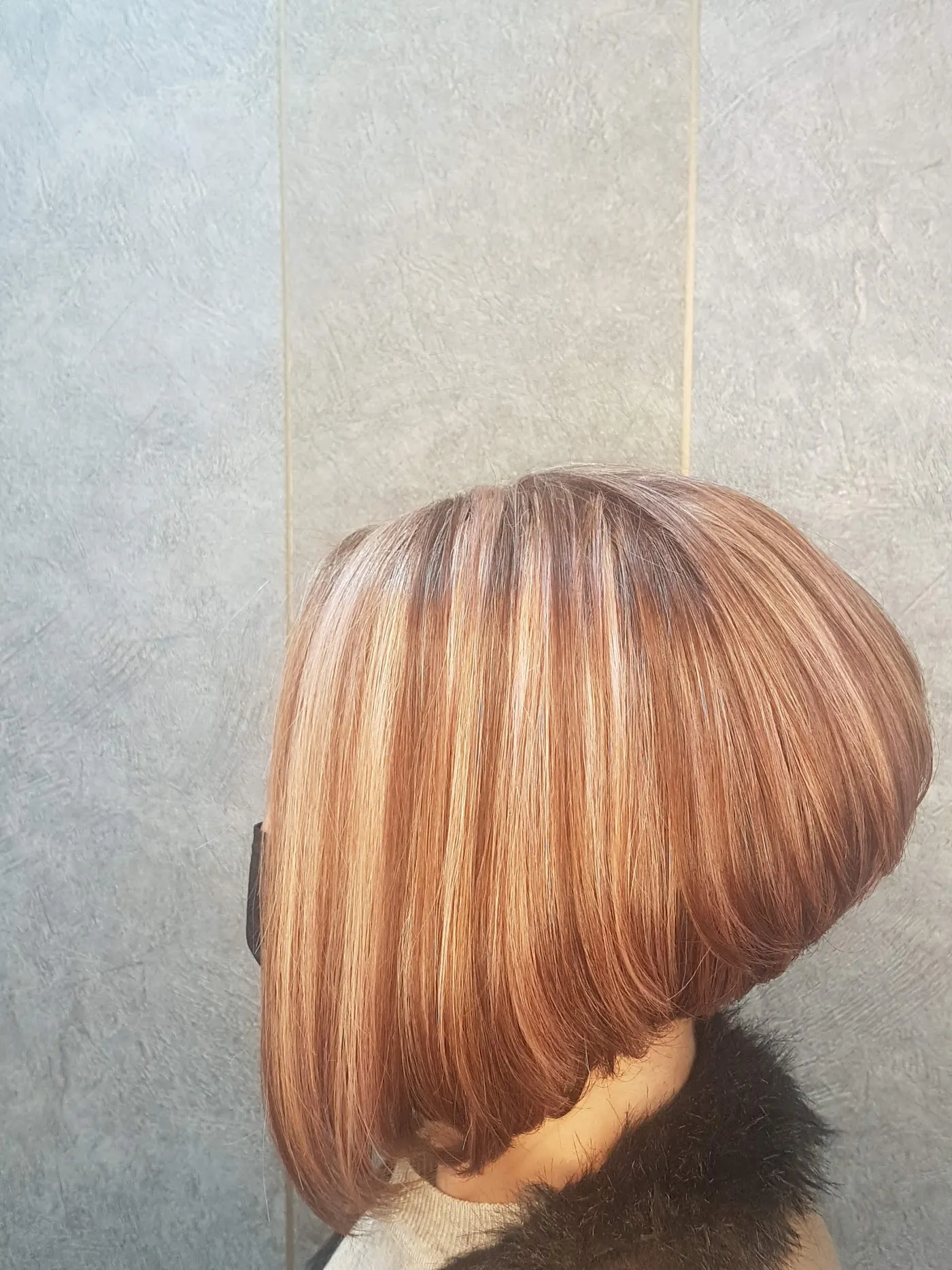 Bob asimetric cu șuvițe cupru și blond, văzut din spate